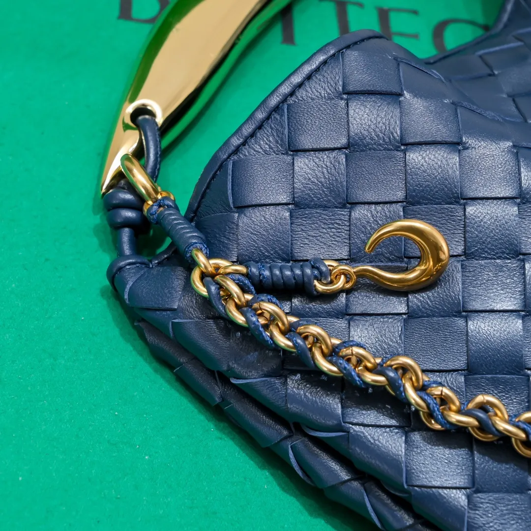 Batch 1860 Bv2024 early spring new product ⛓️Chain SARDINE 💙 Upgraded chain shoulder strap ⛓️ Chic and high-end, showing the fashion taste of urban women! Metal handles and classic weaving are combined together to perfectly integrate art and elegance. Through exquisite craftsmanship, new sardine-shaped handles are cast, and the brass material is the finishing touch. Each handle has a unique light-floating effect. The top-grade sheepskin material is woven to create a half-moon-shaped bag body, which has a fleshy touch and satisfies the preferences of those who pay attention to details. It is the most outstanding fashionable item for any occasion! 💕 Size: 33x20x4, Model: 6768#